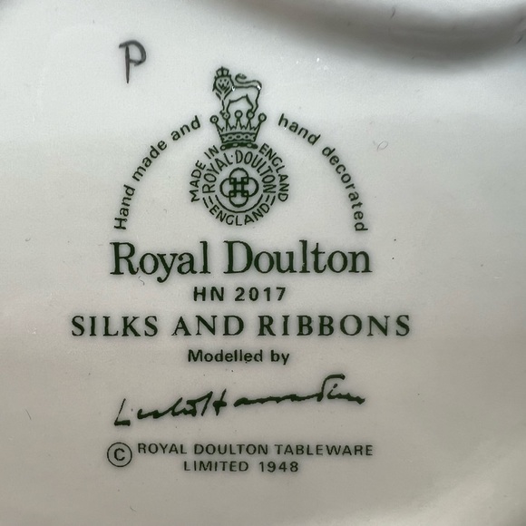 Royal Doulton ''Silk and Ribbons”Signed By Leslie H, Figurine HN2017 England 6”H - Picture 16 of 16